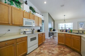 别墅, 3 间卧室, 露台 (North Timucuan Trail Villa 1208) | 私人厨房 | 微波炉、烤箱、烤面包机、厨具/餐具