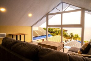 Panoramic Penthouse Suite | Zona de estar | Televisión de pantalla plana de 32 pulgadas con canales por cable