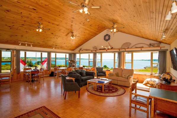 Interior entrance - Brier Island Lodge (Westport)