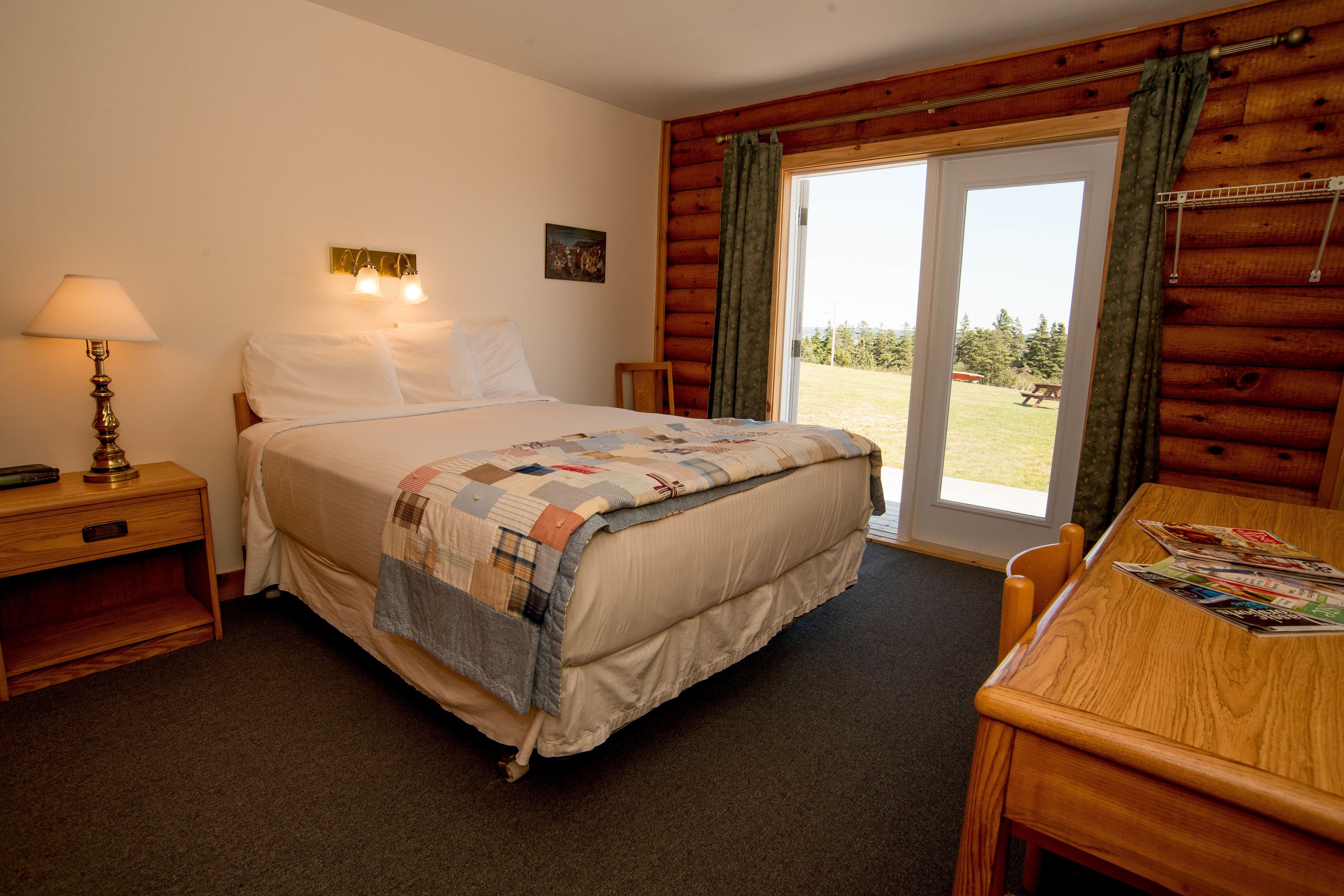Standard Room, 1 Queen Bed | Desk, free WiFi