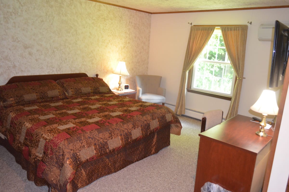 Deluxe Room, 1 King Bed | Desk, WiFi (free), individually decorated, bed sheets