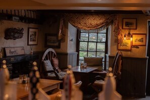 Déjeuner et dîner servis sur place, spécialités Cuisine anglaise