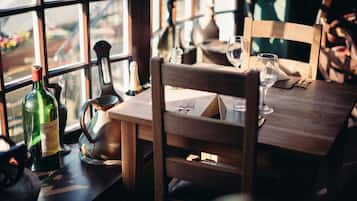 Se sirven comidas, cenas y cocina británica