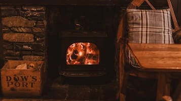 Lunch and dinner served, British cuisine