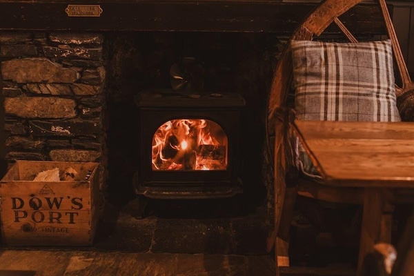 Lunch and dinner served, British cuisine