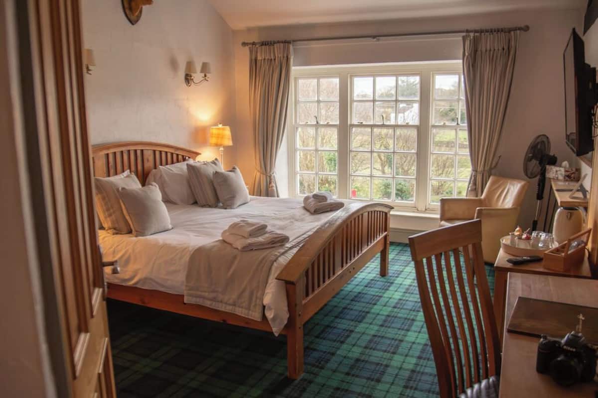 Internal King Room | Individually decorated, individually furnished, iron/ironing board