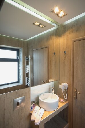Deluxe-Villa, 5 Schlafzimmer, eigener Pool | Badezimmer | Haartrockner, Hausschuhe, Handtücher, Shampoo