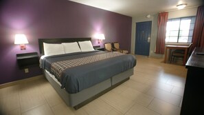 标准房, 1 张特大床, 吸烟房 | 办公桌、熨斗/熨板、免费 WiFi、床单