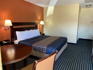 Escritorio, tabla de planchar con plancha, wifi gratis y ropa de cama