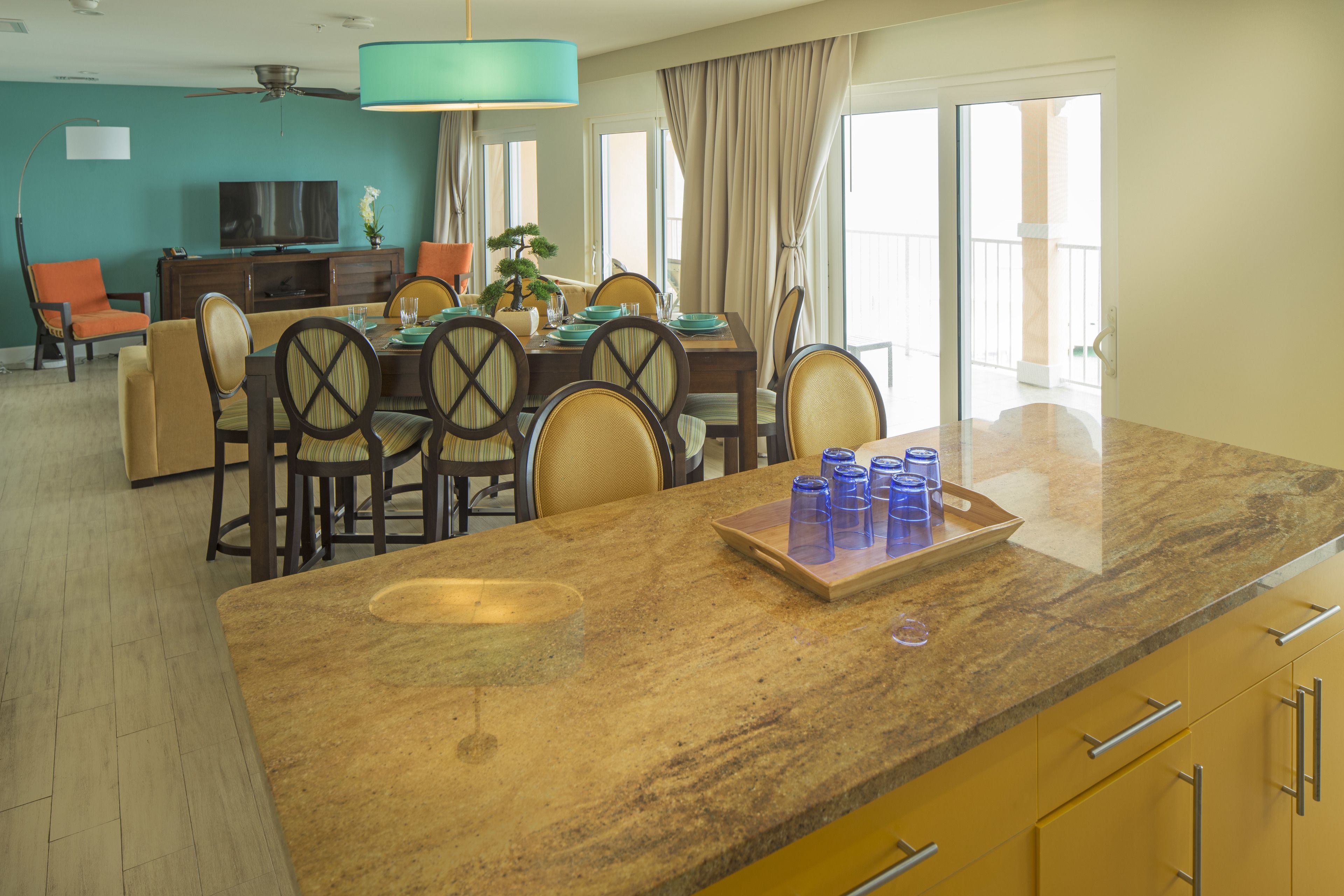 Un comedor moderno con una isla grande, sillas y una mesa de comedor.
