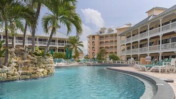 3 piscinas al aire libre, sombrillas, sillones reclinables de piscina