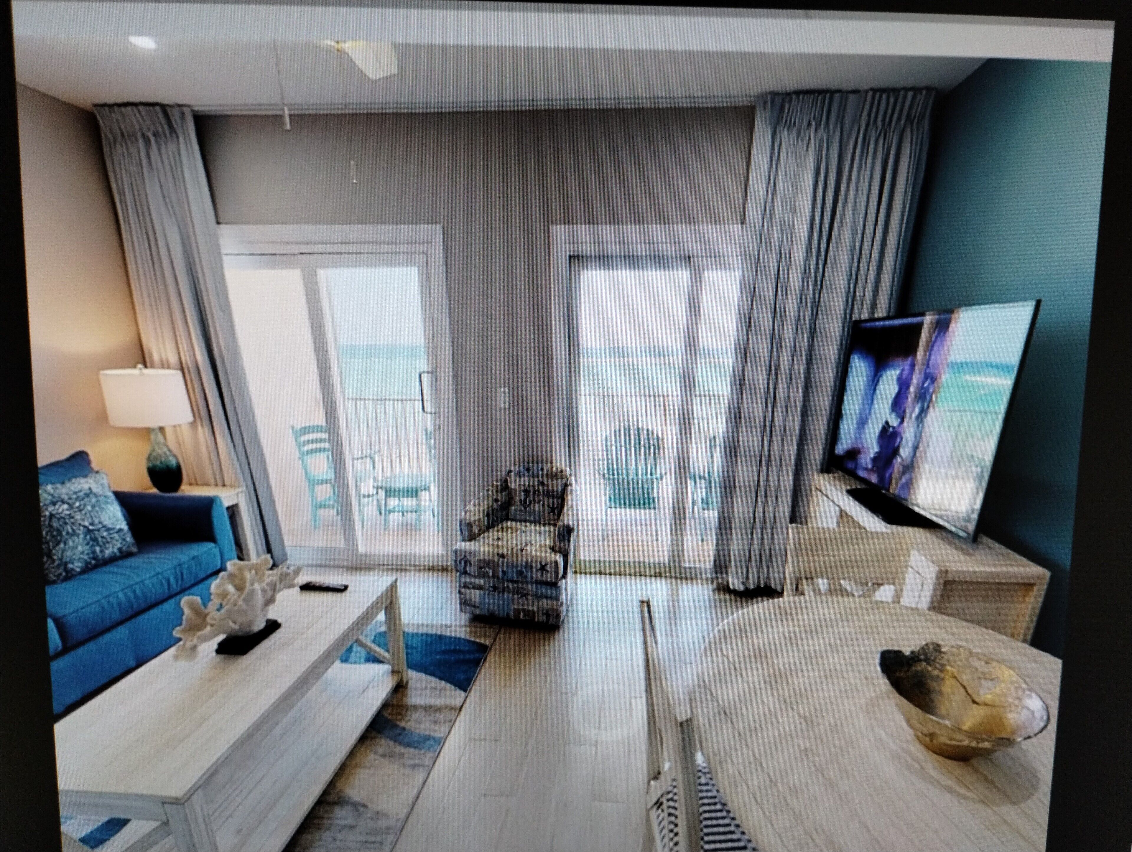 Suite, 1 slaapkamer, uitzicht op zee, aan het strand | Woonruimte | Flatscreentelevisie