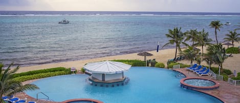 3 piscines extérieures, parasols de plage, chaises longues