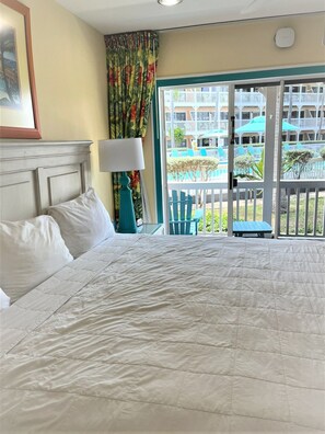 Studiosuite, 1 Queen-Bett, Küche, Poolseite | Wohnbereich