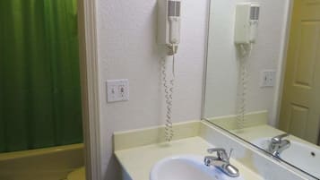 Standaard kamer, 2 queensize bedden | Badkamer | Een bad/douchecombinatie, gratis toiletartikelen, handdoeken