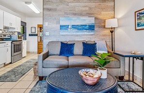 Estudio | Área de sala de estar | Televisión de pantalla plana y reproductor de DVD 