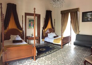 Caja de seguridad en la habitación y escritorio