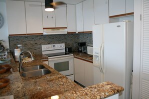 Appartement, 1 slaapkamer | Privékeuken | Een koelkast, een magnetron, een oven, een koffiezetapparaat/waterkoker