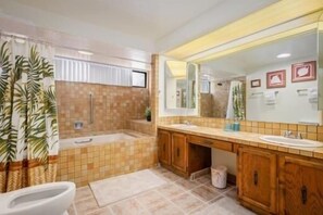 Bathroom - Keauhou Gardens #11-101 At Kona Coast Resort 1 Bedroom Condo by RedAwning (Kailua-Kona)