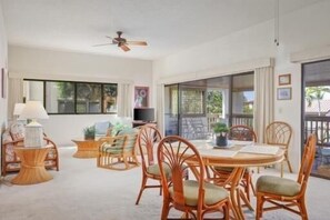 Dining - Keauhou Gardens #11-101 At Kona Coast Resort 1 Bedroom Condo by RedAwning (Kailua-Kona)