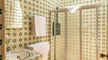 Un baño con inodoro, lavamanos y ducha.
