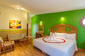 Habitación junior, 1 cama King size | Ropa de cama de alta calidad y caja de seguridad en la habitación 