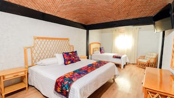 Habitación triple estándar | Ropa de cama de alta calidad y caja de seguridad en la habitación