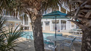 Piscine extérieure (ouverte en saison)