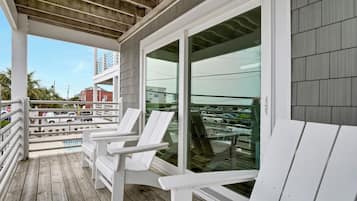 Exclusive Suite, 1 King Bed with Sofa bed, Kitchen, Ocean View | Balcony