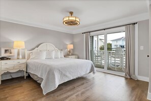 Exclusive Suite, 1 King Bed with Sofa bed, Kitchen, Ocean View | 1 bedroom, individually decorated, individually furnished - Sandpeddler Inn & Suites (Wrightsville Beach)