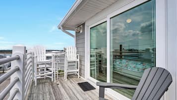 Suite Exclusive, 1 grand lit et 1 canapé-lit, cuisine, vue océan | Balcon