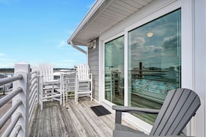 Suite exclusive, 1 grand lit et 1 canapé-lit, cuisine, vue sur l’océan | Balcon