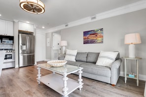 Suite exclusive, 1 très grand lit et 1 canapé-lit, cuisine, vue sur l’océan | Aire de séjour | Téléviseur à écran plat