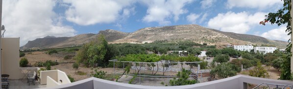 A view of a mountainous landscape with a building in the foreground. - Doma Apartments (Kissamos)