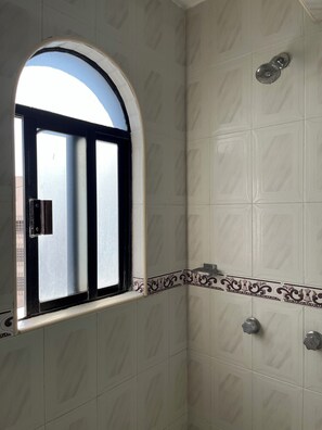 Regadera, amenidades de baño gratuitas, toallas 
