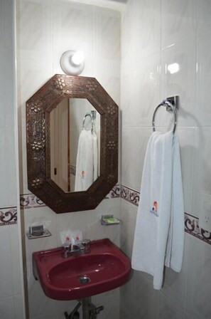 Douche, articles de toilette gratuits, serviettes fournies