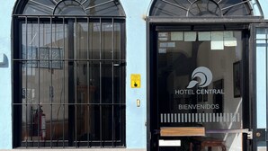 Entrada de un hotel con un cartel que dice "HOTEL CENTRAL BIENVENIDOS".