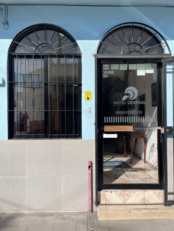 A hotel entrance with a sign reading "HOTEL CENTRAL BIENVENIDOS". - Hotel Central Puebla (Puebla)