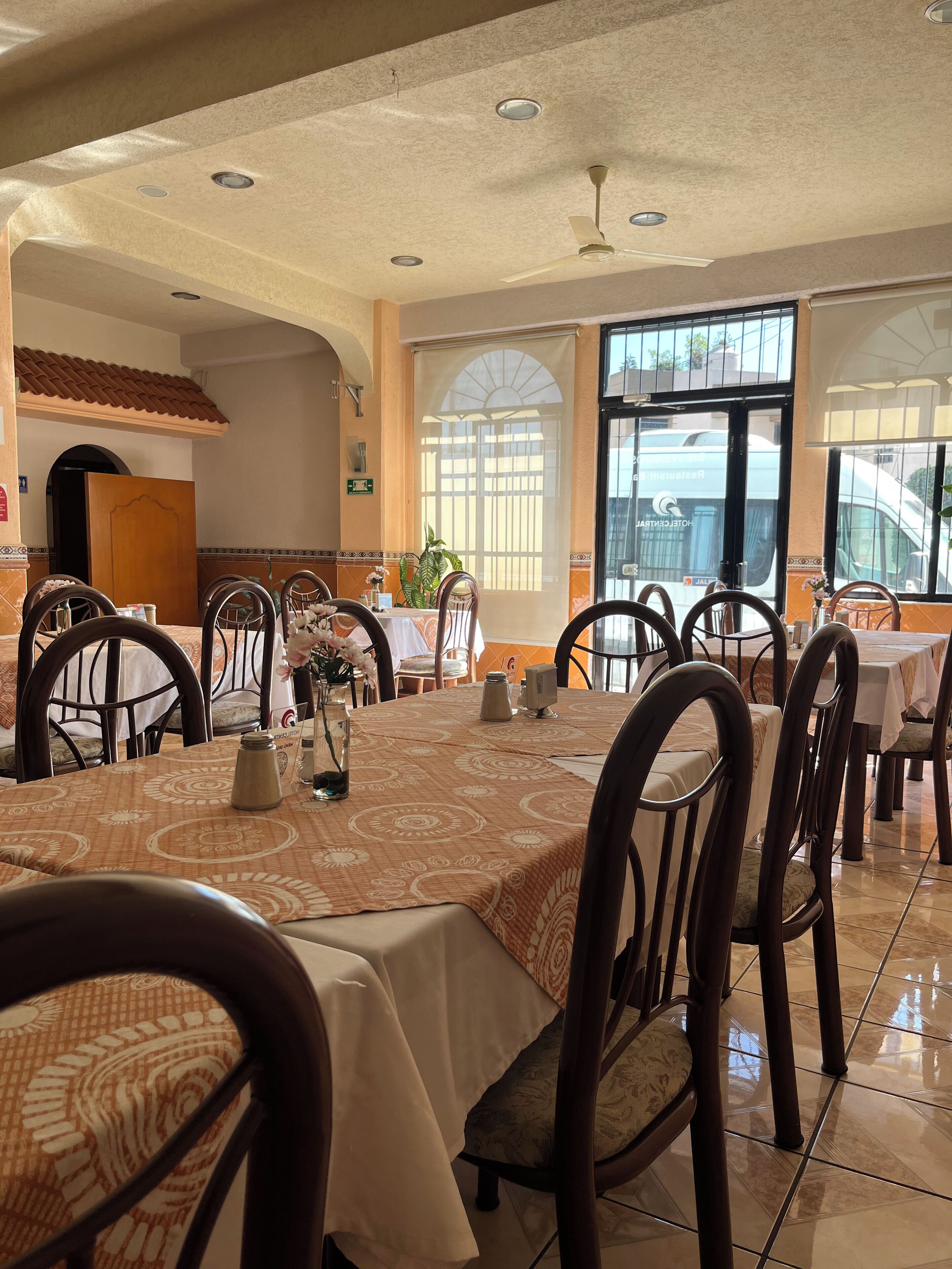 Se sirven desayunos y almuerzos, cocina local