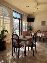 Se sirven desayunos y almuerzos, cocina local