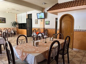 Se sirven desayunos, comidas y cocina local 