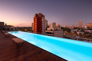 Una piscina al aire libre