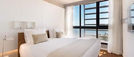 Minibar, caja de seguridad en la habitación y escritorio