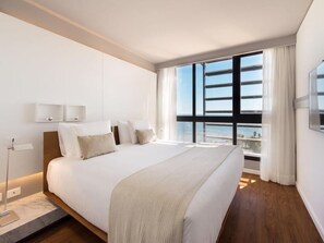 Minibar, in-room safe, desk, laptop workspace - Esplendor by Wyndham Montevideo Punta Carretas (Montevideo)