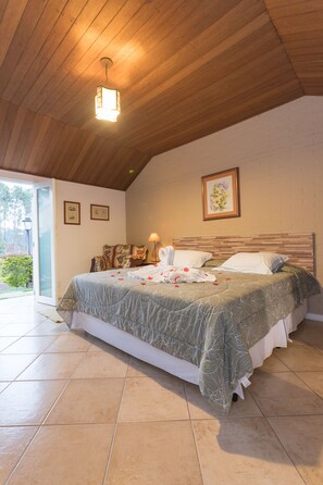 Luxury Chalet (Master) | Premium bedding, blackout drapes, free WiFi, bed sheets - Villa Belle Chalés (Campos do Jordão)