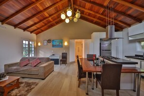 Premium Chalet, 2 Bedrooms, Mountain View | Living room | LED TV - Villa Belle Chalés (Campos do Jordão)