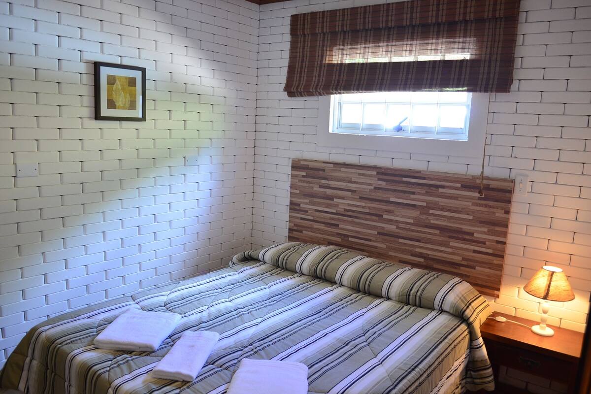 Ropa de cama de alta calidad, cortinas blackout y wifi gratis