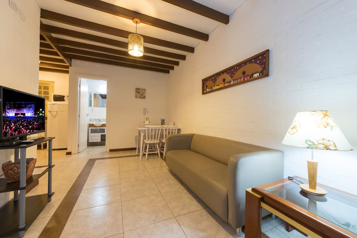 Ropa de cama de alta calidad, cortinas blackout y wifi gratis