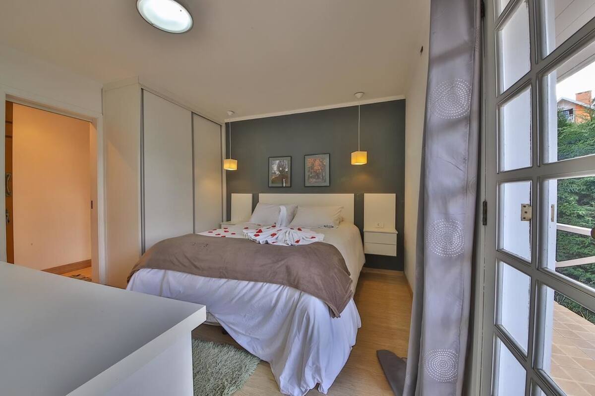 พรีเมียมชาเลท์, 2 ห้องนอน, วิวภูเขา | เครื่องนอนระดับพรีเมียม, ผ้าม่านกันแสง, Wi-Fi ฟรี, ผ้าปูที่นอน