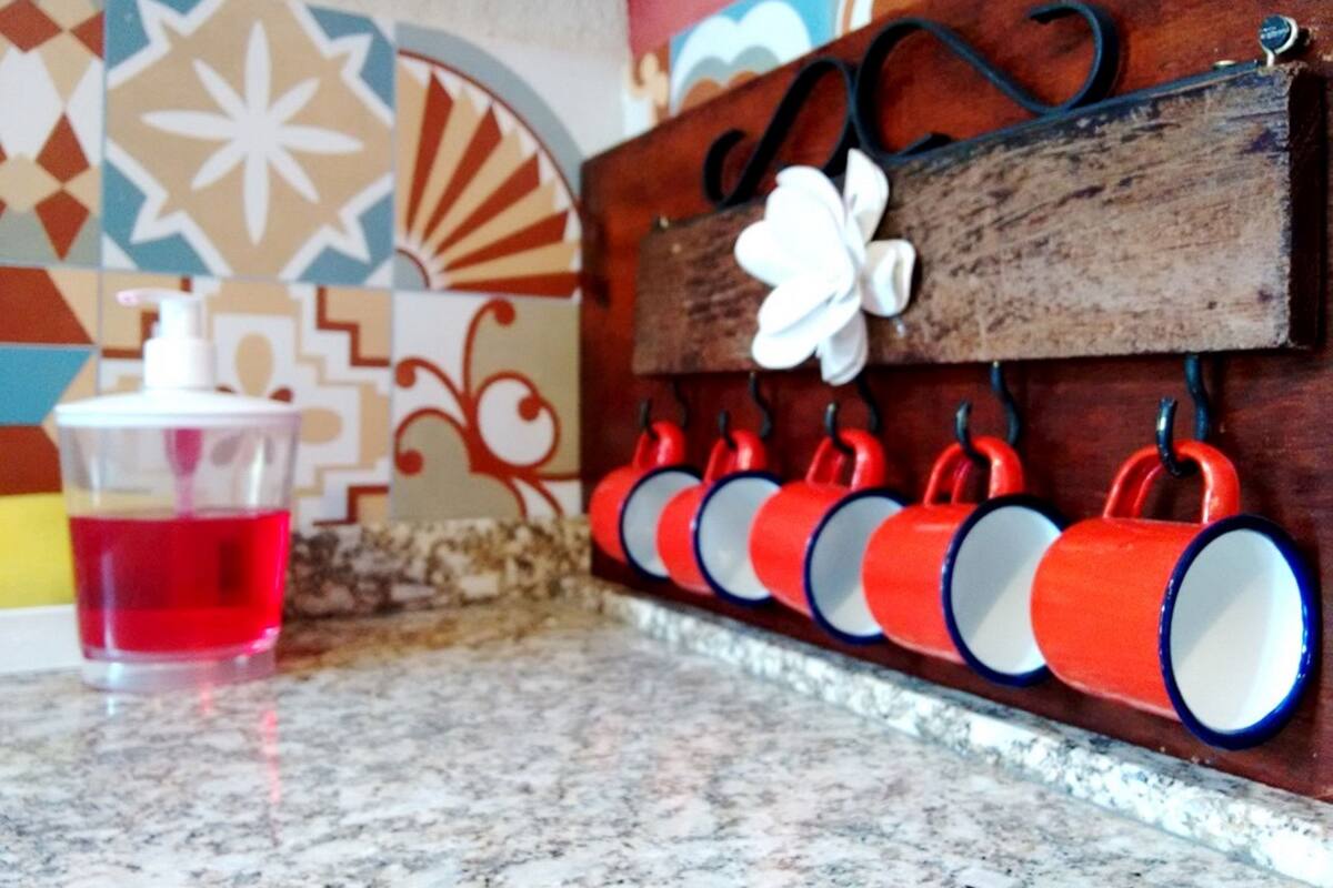 Refrigerador con freezer, horno, utensilios de cocina